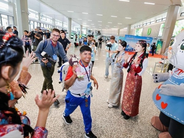 九游体育-老外在中国爱看山水风光 更爱体验中国人的生活